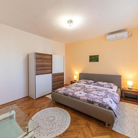 Lovely Apartment In Kastel Kambelovac With Wifi Kaštela Eksteriør billede